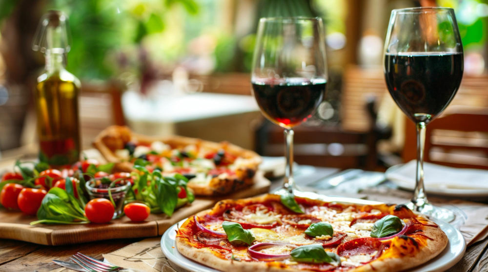 Taça na mão e pizza no prato: como harmonizar vinhos com seus sabores preferidos no Dia da Pizza