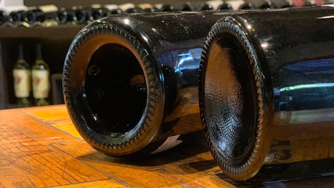 Por que as garrafas de vinho têm fundo côncavo? Descubra a ciência e a tradição por trás do formato