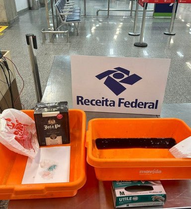 Homem é preso no Aeroporto Rio Galeão com mais de 3,7kg de cocaína escondida em caixa de vinho - Vinsel Vinhos