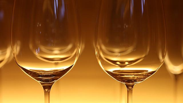 O Ballet da Luz e do Vinho: Uma Dança de Sabores e Cores - Vinsel Vinhos