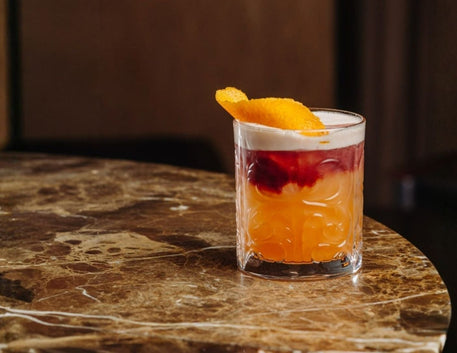 New York Sour: o clássico que une a arte da coquetelaria ao sabor profundo dos vinhos tintos