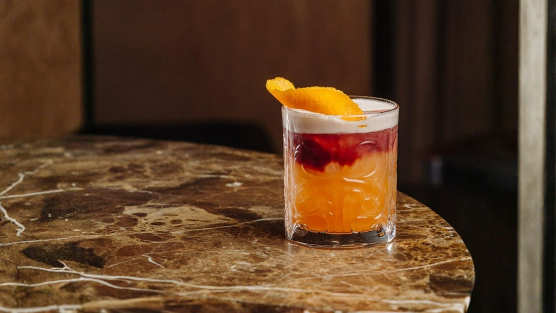 New York Sour: o clássico que une a arte da coquetelaria ao sabor profundo dos vinhos tintos
