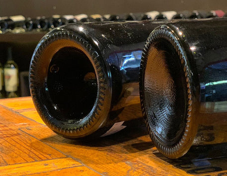 Por que as garrafas de vinho têm fundo côncavo? Descubra a ciência e a tradição por trás do formato